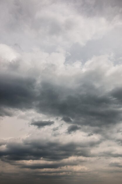 Foto vista de ángulo bajo de nubes en el cielo