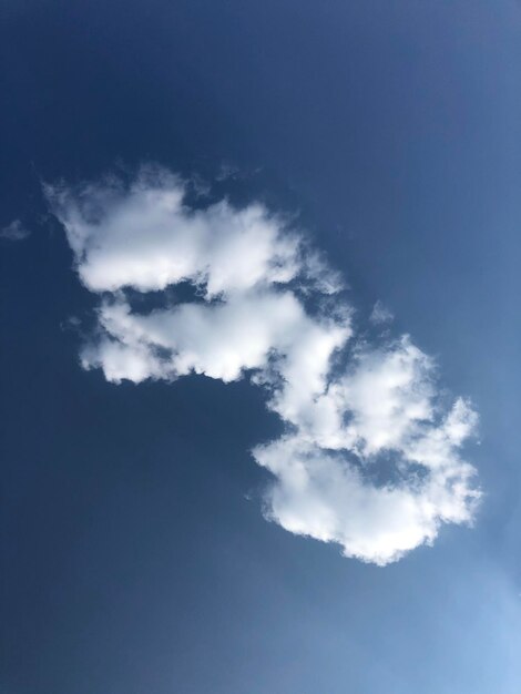 Foto vista de ángulo bajo de nubes en el cielo