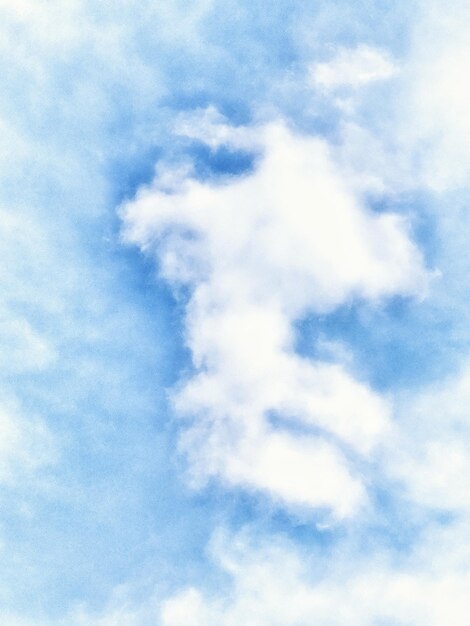 Vista de ángulo bajo de las nubes en el cielo