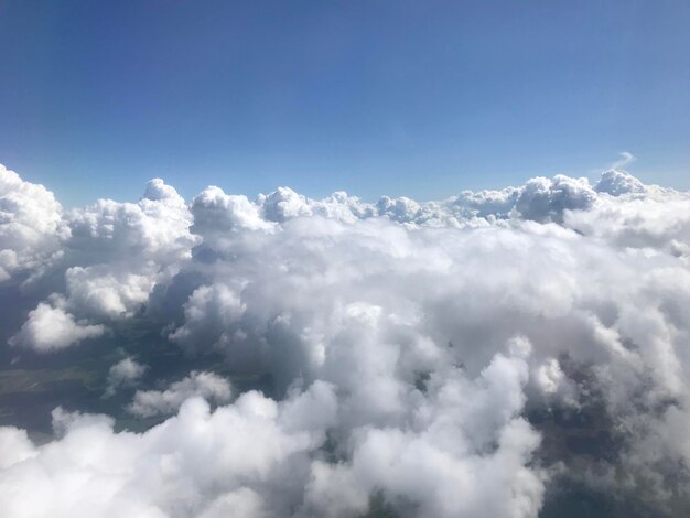 Vista de ángulo bajo de nubes en el cielo