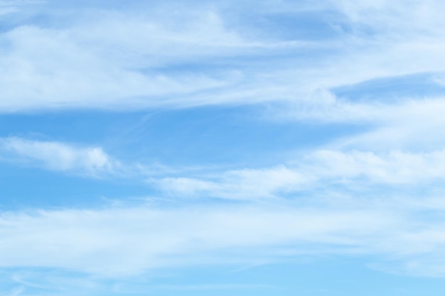 Vista de ángulo bajo de las nubes en el cielo