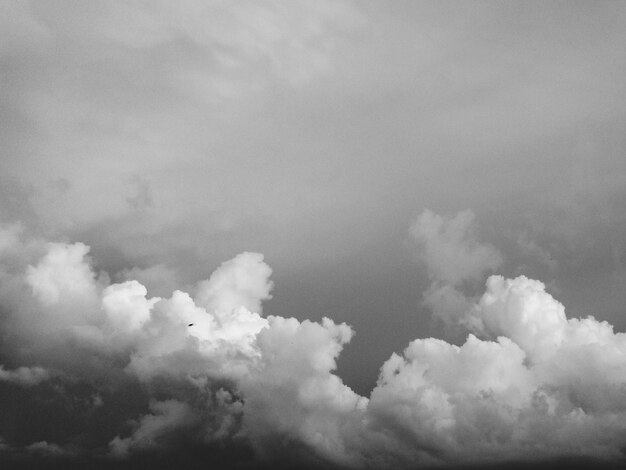 Foto vista de ángulo bajo de nubes en el cielo