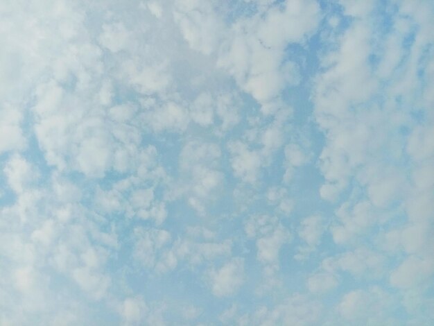 Foto vista de ángulo bajo de las nubes en el cielo