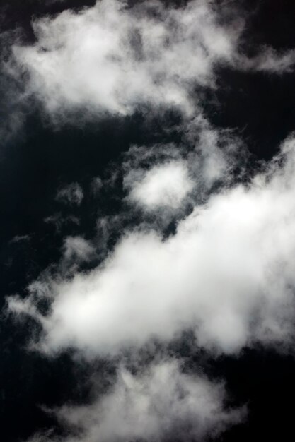 Foto vista de ángulo bajo de nubes en el cielo