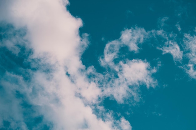 Vista de ángulo bajo de nubes en el cielo