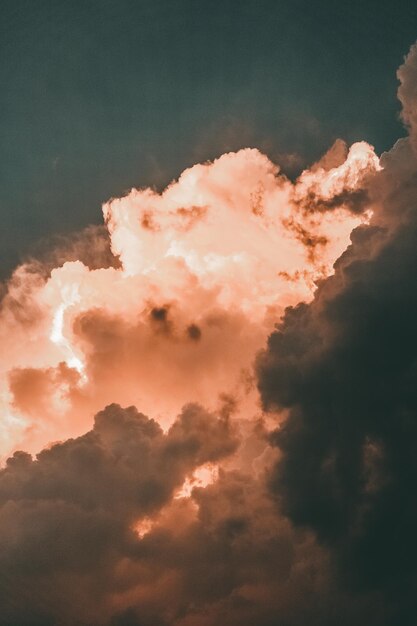 Vista de ángulo bajo de nubes en el cielo