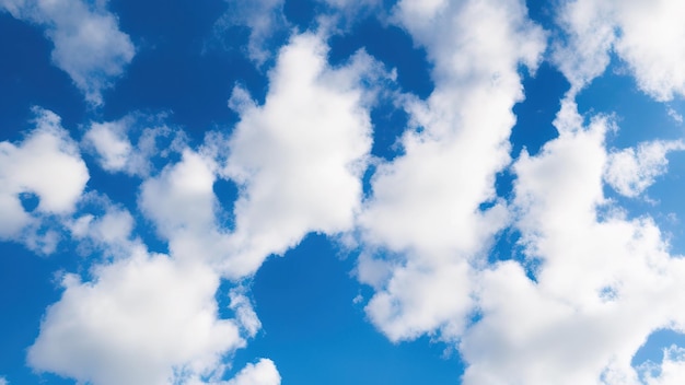 Vista de ángulo bajo de nubes en el cielo