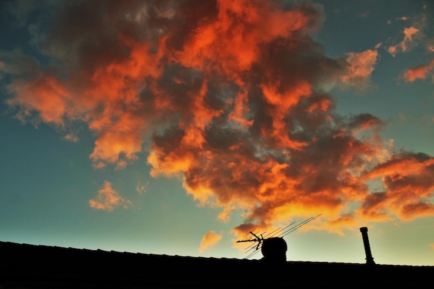 Foto vista de ángulo bajo de nubes contra el cielo durante la puesta de sol