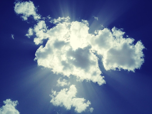 Foto vista de ángulo bajo de nubes iluminadas en el cielo azul