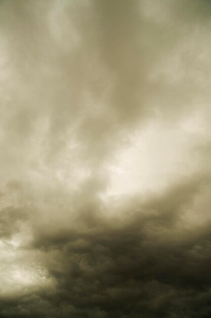 Foto vista de ángulo bajo de nubes de tormenta en el cielo
