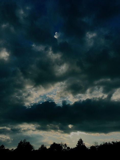 Foto vista de ángulo bajo de nubes de tormenta en el cielo