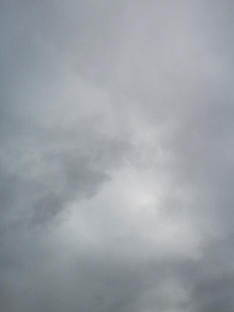 Foto vista de ángulo bajo de nubes de tormenta en el cielo