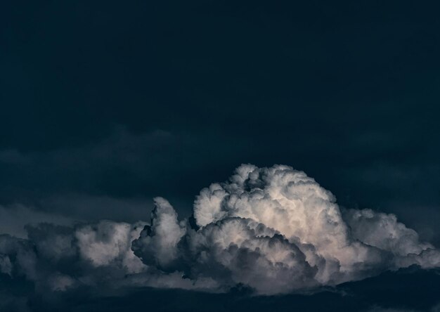 Foto vista de ángulo bajo de nubes de tormenta en el cielo