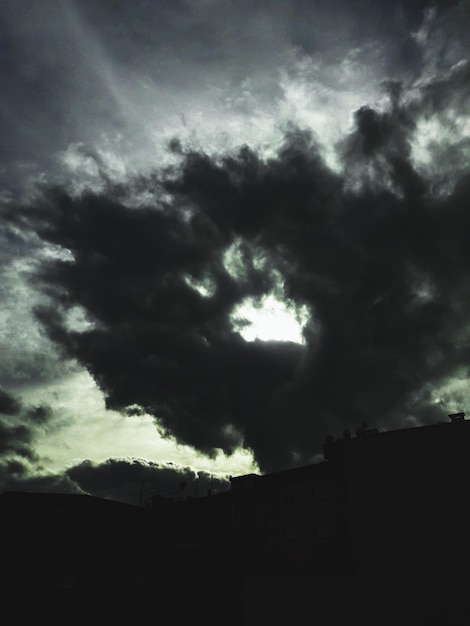 Foto vista de ángulo bajo de nubes de tormenta sobre el edificio