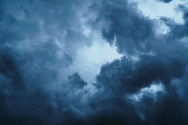 Vista en bajo ángulo de las nubes de tormenta