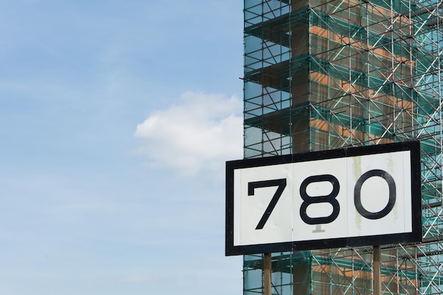 Vista de ángulo bajo del número en el cartel contra el edificio