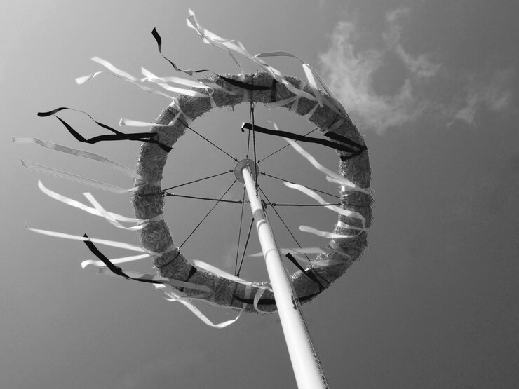 Foto vista de ángulo bajo de un objeto tradicional contra el cielo