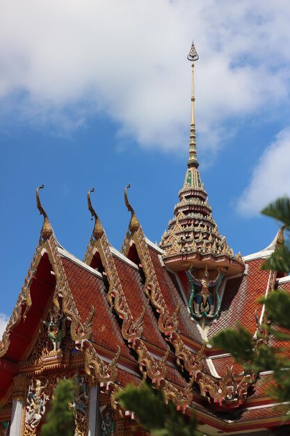 Foto vista de bajo ángulo de la pagoda contra el cielo