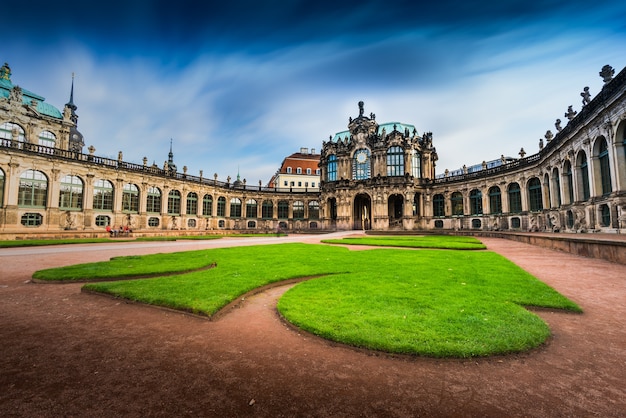 Vista de ángulo bajo del palacio zwinger en Dresde Alemania