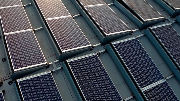 Vista de bajo ángulo de los paneles solares de la granja solar