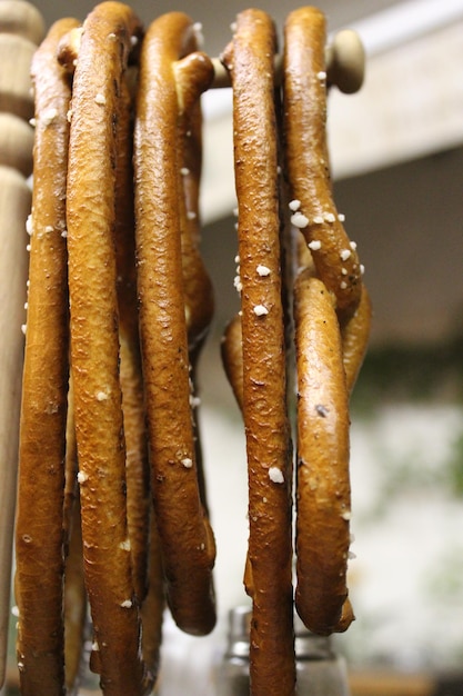 Foto vista desde un ángulo bajo de panes de pretzel colgando