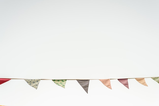 Foto vista de ángulo bajo de papel multicolor contra un fondo blanco