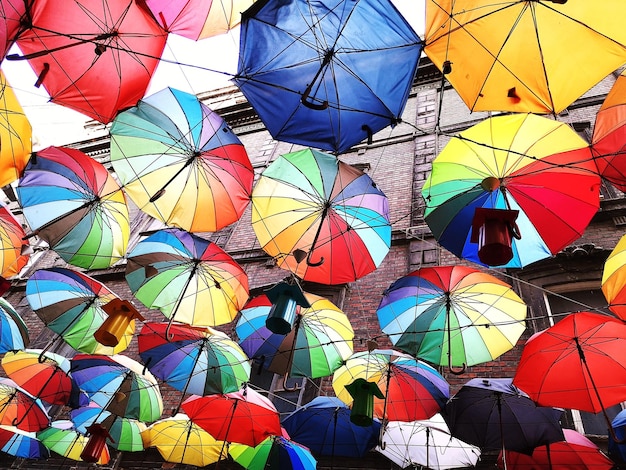 Vista de ángulo bajo de paraguas multicolores en un puesto de mercado