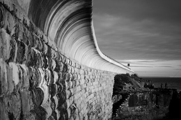 Foto vista en bajo ángulo de la pared desgastada por el mar contra el cielo