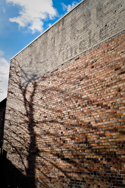 Foto vista de ángulo bajo de la pared de ladrillo contra el cielo