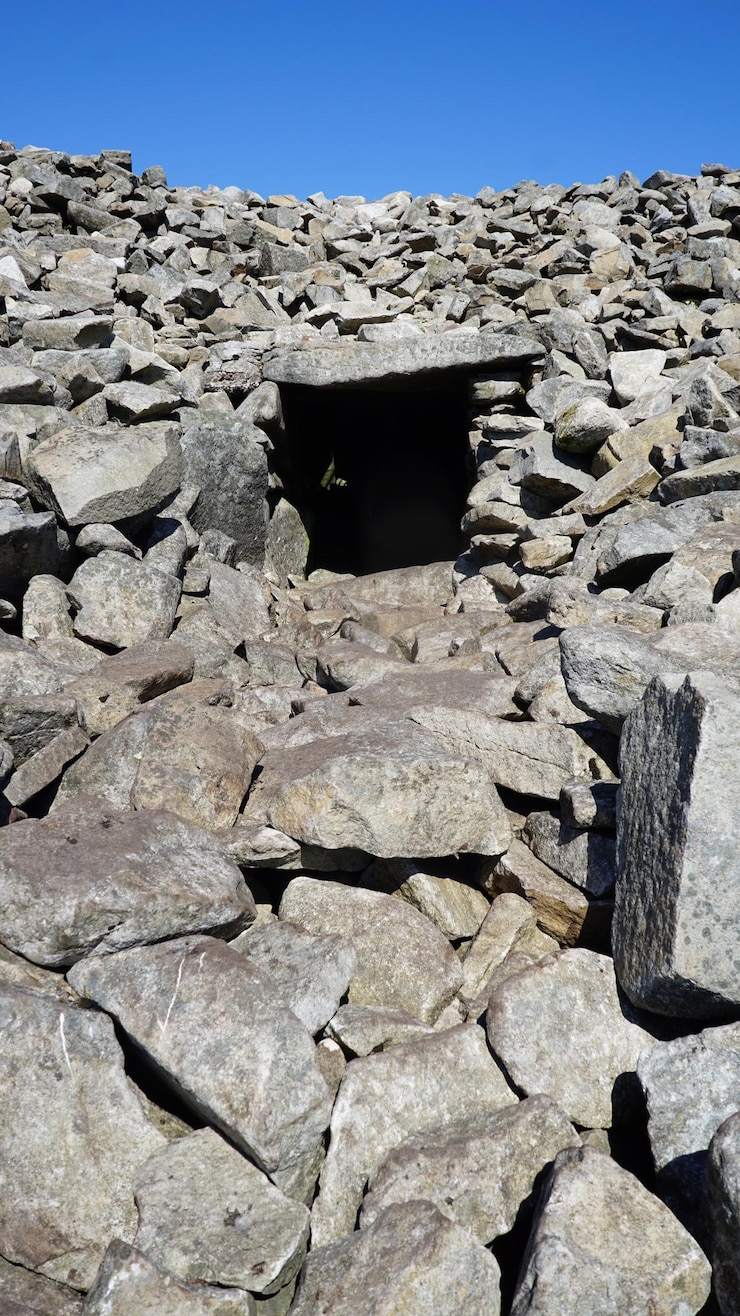 Foto vista en bajo ángulo de la pared de piedra contra un cielo despejado