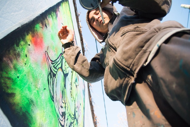 Vista en bajo ángulo de la pared pintada por un artista callejero