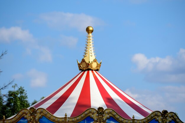 Foto vista de bajo ángulo del parque de atracciones contra el cielo