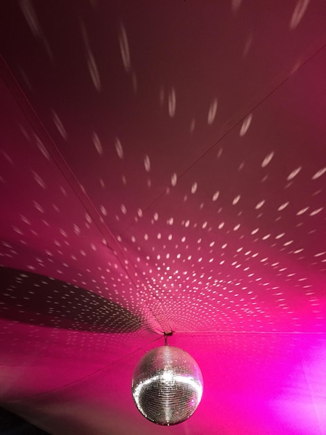 Vista de bajo ángulo de una pelota de discoteca en un club nocturno
