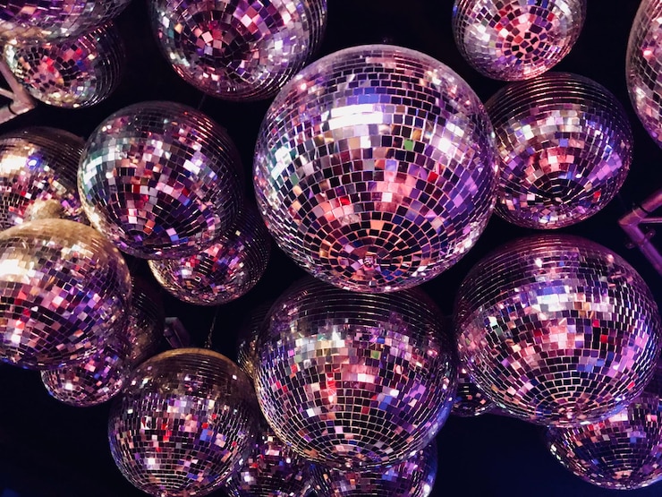 Foto vista de bajo ángulo de la pelota de discoteca colgando del techo