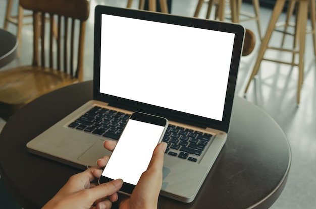 Foto vista en bajo ángulo de una persona que utiliza un teléfono móvil