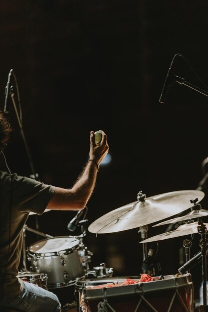 Foto vista de bajo ángulo de personas en un concierto de música