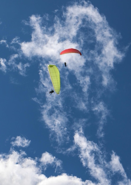 Foto vista de bajo ángulo de personas en parapente contra el cielo