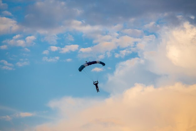 Foto vista de bajo ángulo de personas volando en el cielo