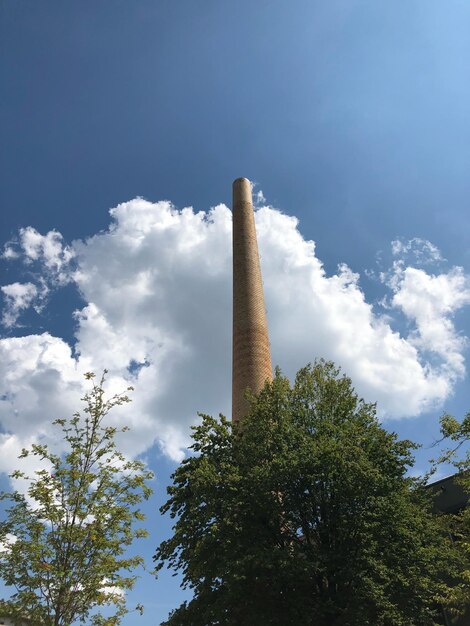 Foto vista de ángulo bajo de la pila de humo contra el cielo