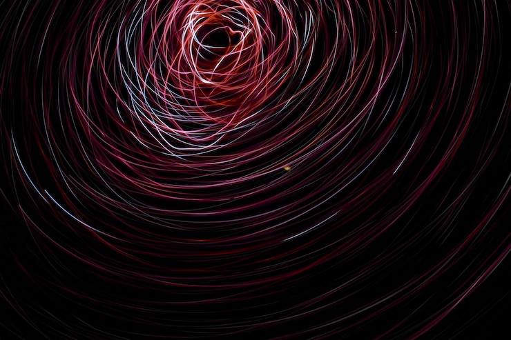 Foto vista de ángulo bajo de la pintura de luz contra el cielo por la noche