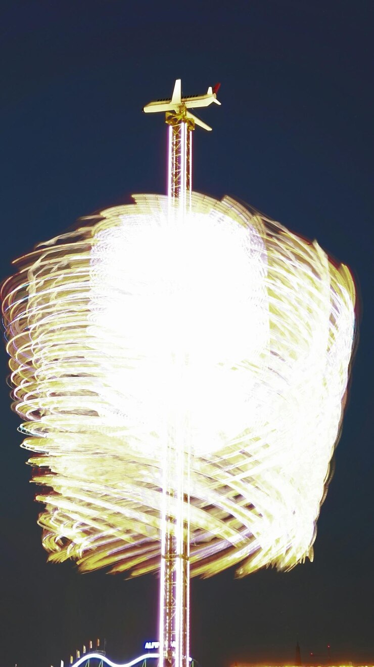Foto vista de bajo ángulo de la pintura de luz por la noche