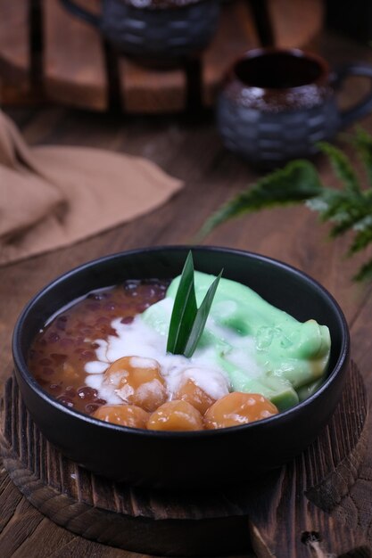 Vista en ángulo plano de la comida en la mesa cenil postre dulce de Indonesia
