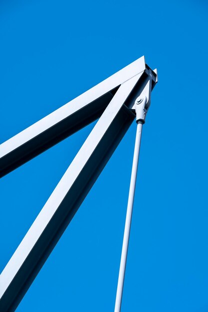 Foto vista de bajo ángulo del polo contra un cielo azul claro