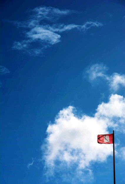 Foto vista de ángulo bajo del polo contra el cielo azul