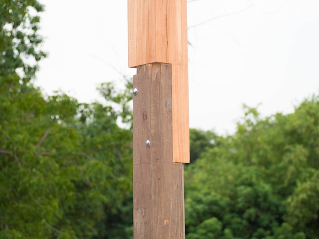 Foto vista de ángulo bajo de un poste de madera en el campo