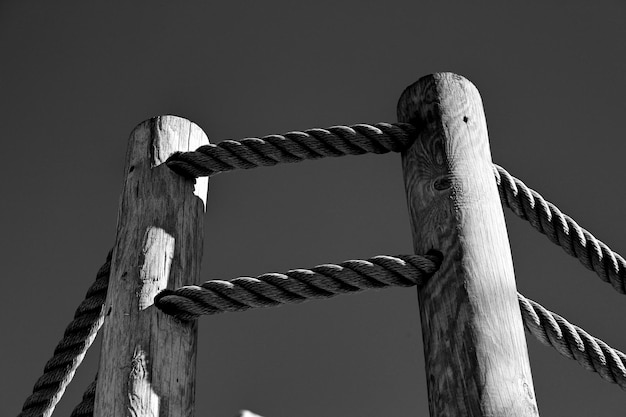 Foto vista de ángulo bajo de un poste de madera contra un cielo despejado