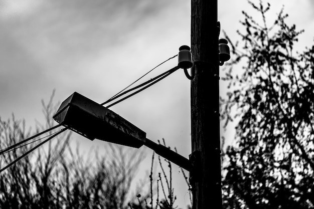 Vista en bajo ángulo de un poste de metal oxidado contra el cielo