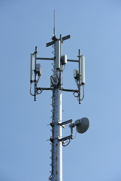 Vista de ángulo bajo de un poste telefónico contra un cielo despejado