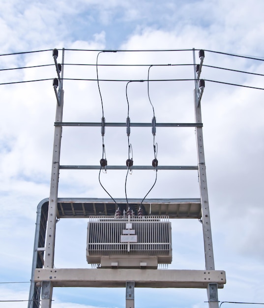 Foto vista de ángulo bajo de un poste telefónico contra el cielo