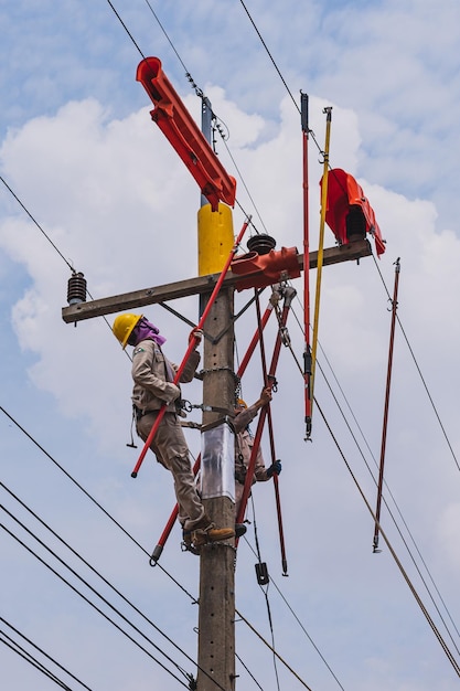 Vista de ángulo bajo de un poste telefónico contra el cielo